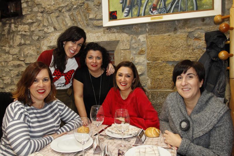 Colorida noche de comadres en Avilés