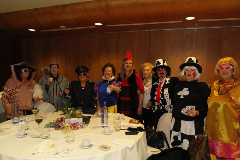 Colorida noche de comadres en Avilés