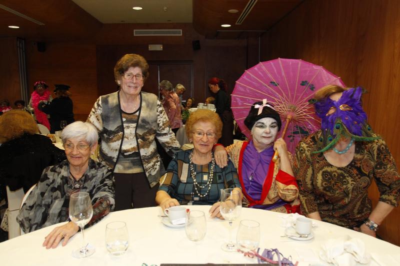 Colorida noche de comadres en Avilés