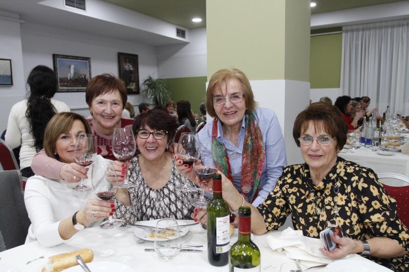 Colorida noche de comadres en Avilés