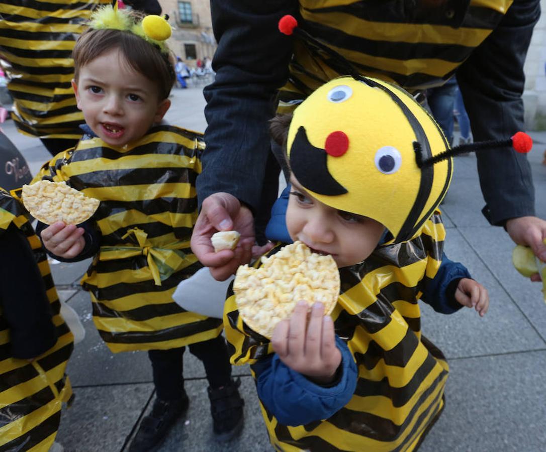 Los colegios desfilan en el Antroxu de Avilés