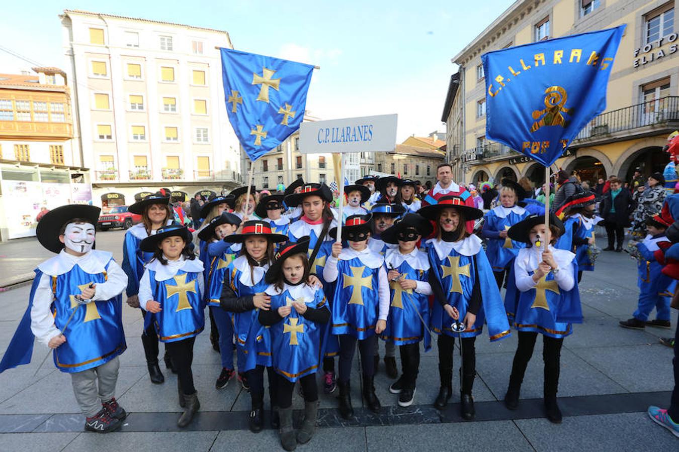 Los colegios desfilan en el Antroxu de Avilés