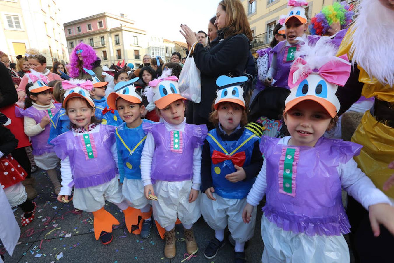 Los colegios desfilan en el Antroxu de Avilés