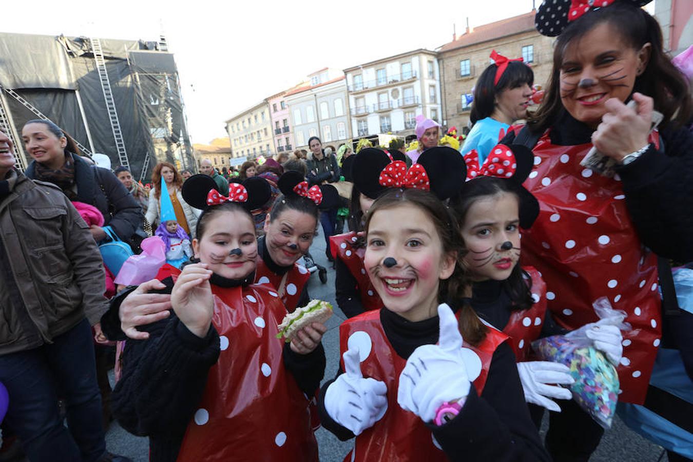 Los colegios desfilan en el Antroxu de Avilés