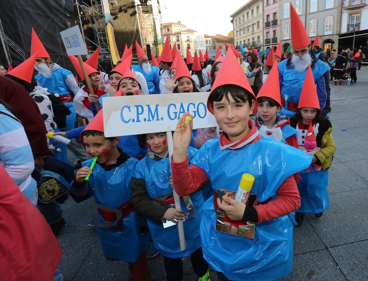 Los colegios desfilan en el Antroxu de Avilés