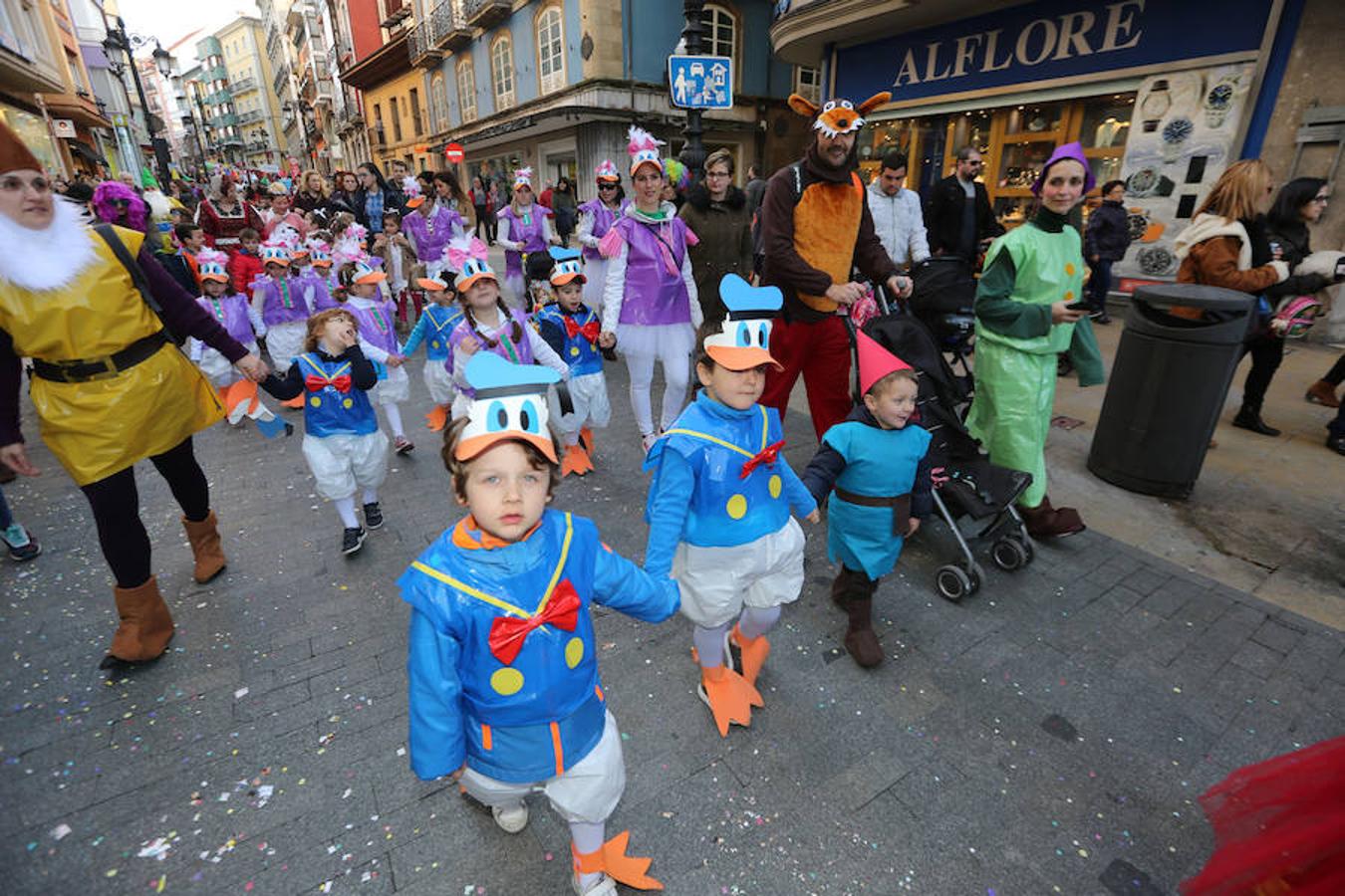 Los colegios desfilan en el Antroxu de Avilés