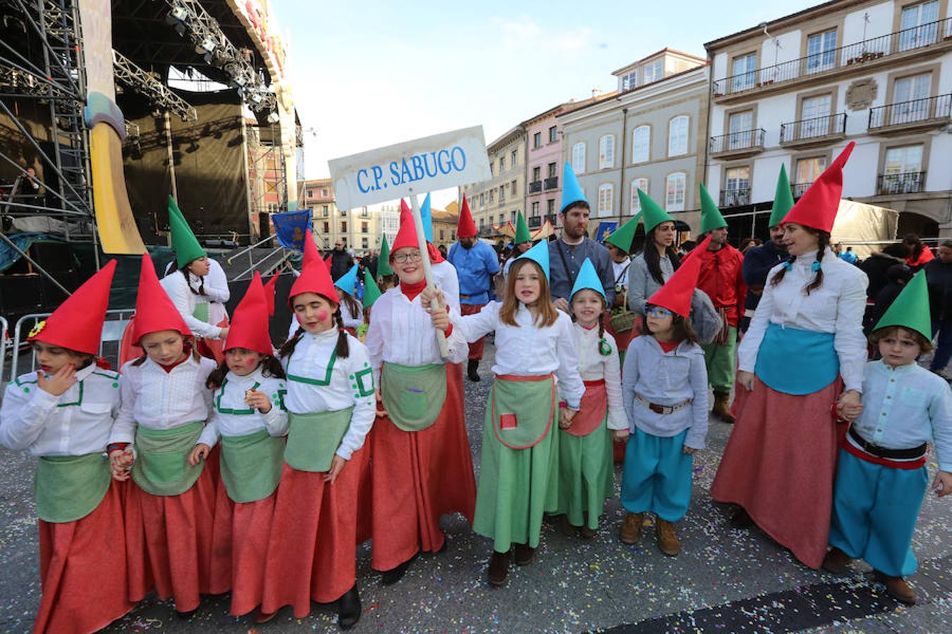 Los colegios desfilan en el Antroxu de Avilés