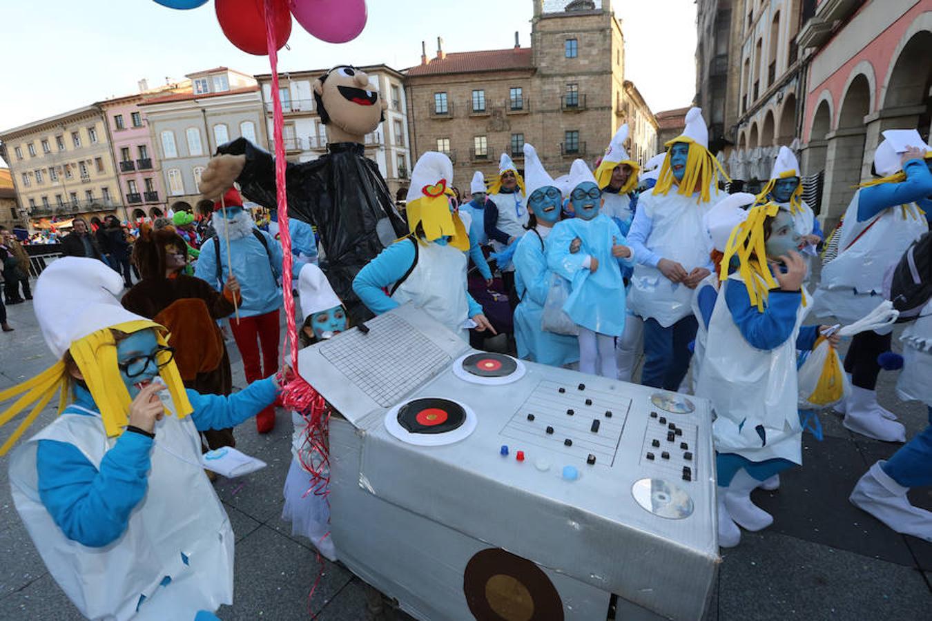 Los colegios desfilan en el Antroxu de Avilés