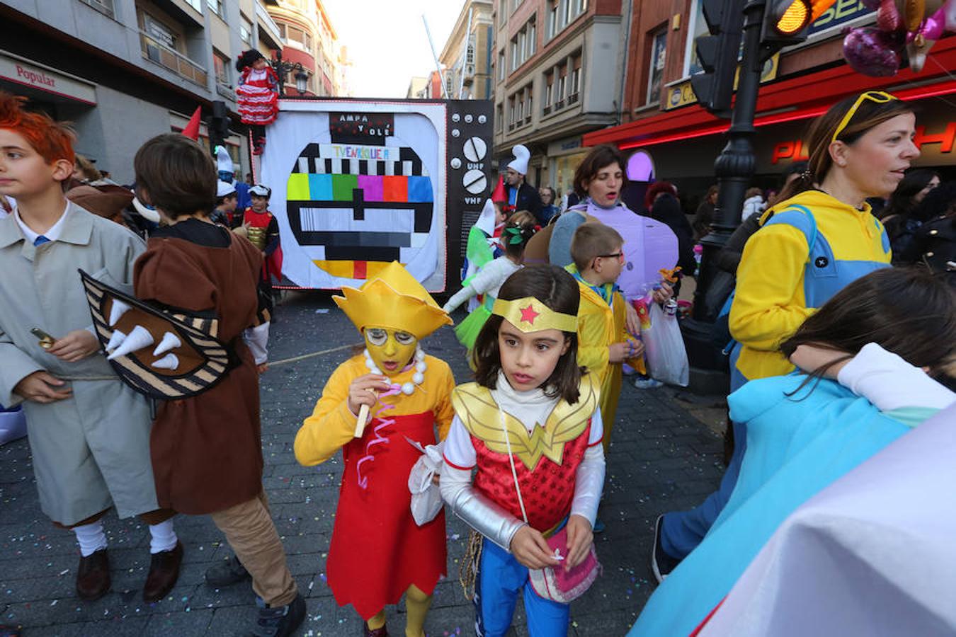 Los colegios desfilan en el Antroxu de Avilés