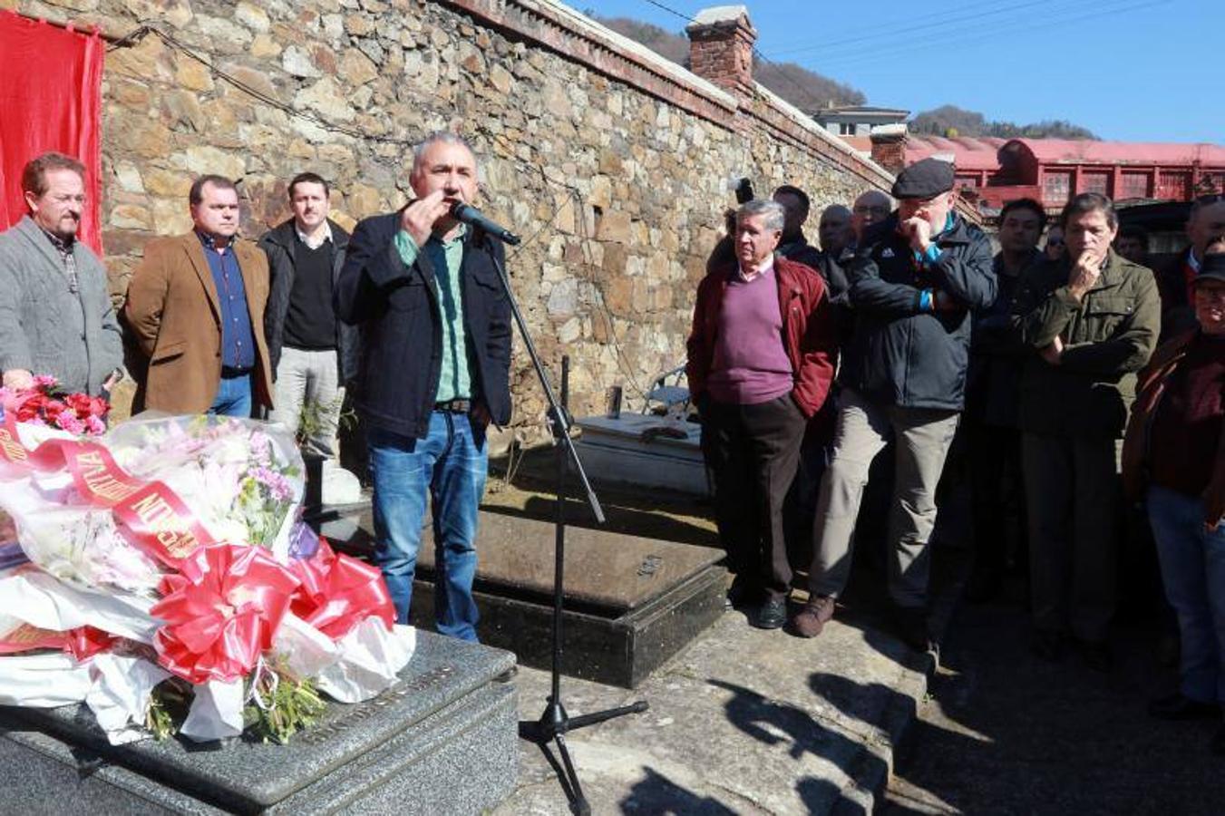 Homenaje a Manuel Llaneza