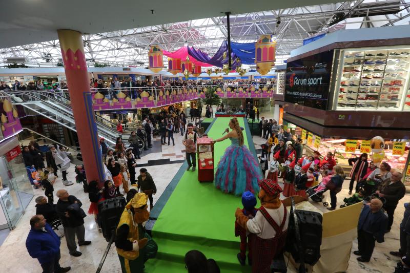 La originalidad del Antroxu desfila en El Corte Inglés y El Atrio