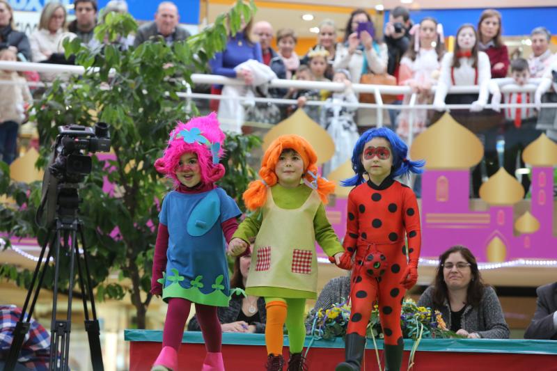 La originalidad del Antroxu desfila en El Corte Inglés y El Atrio