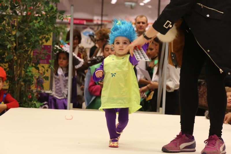 La originalidad del Antroxu desfila en El Corte Inglés y El Atrio