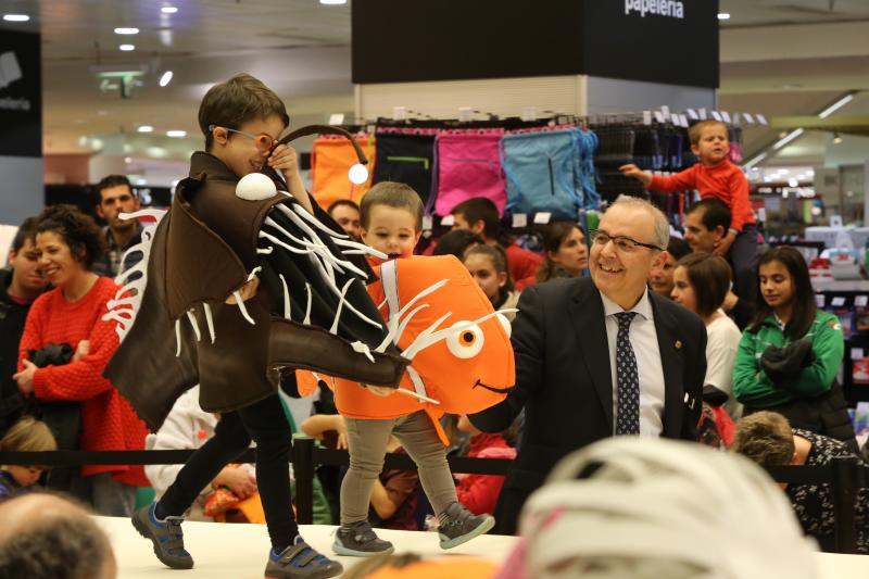 La originalidad del Antroxu desfila en El Corte Inglés y El Atrio