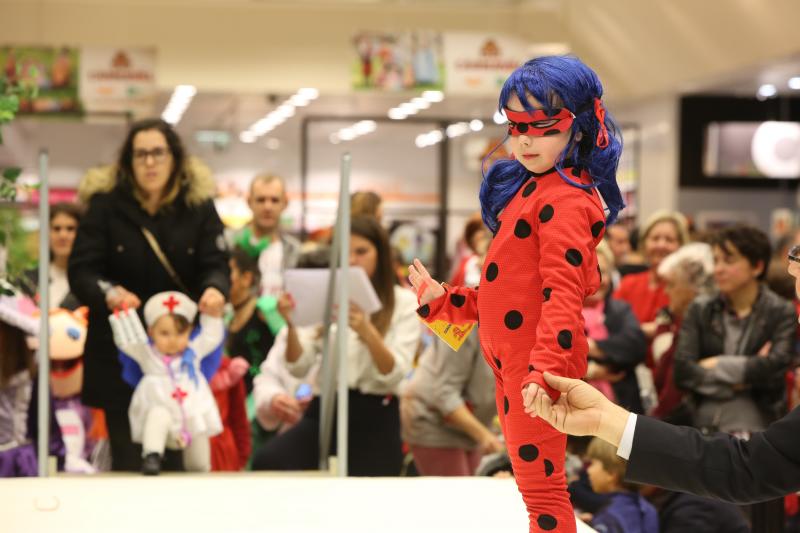 La originalidad del Antroxu desfila en El Corte Inglés y El Atrio