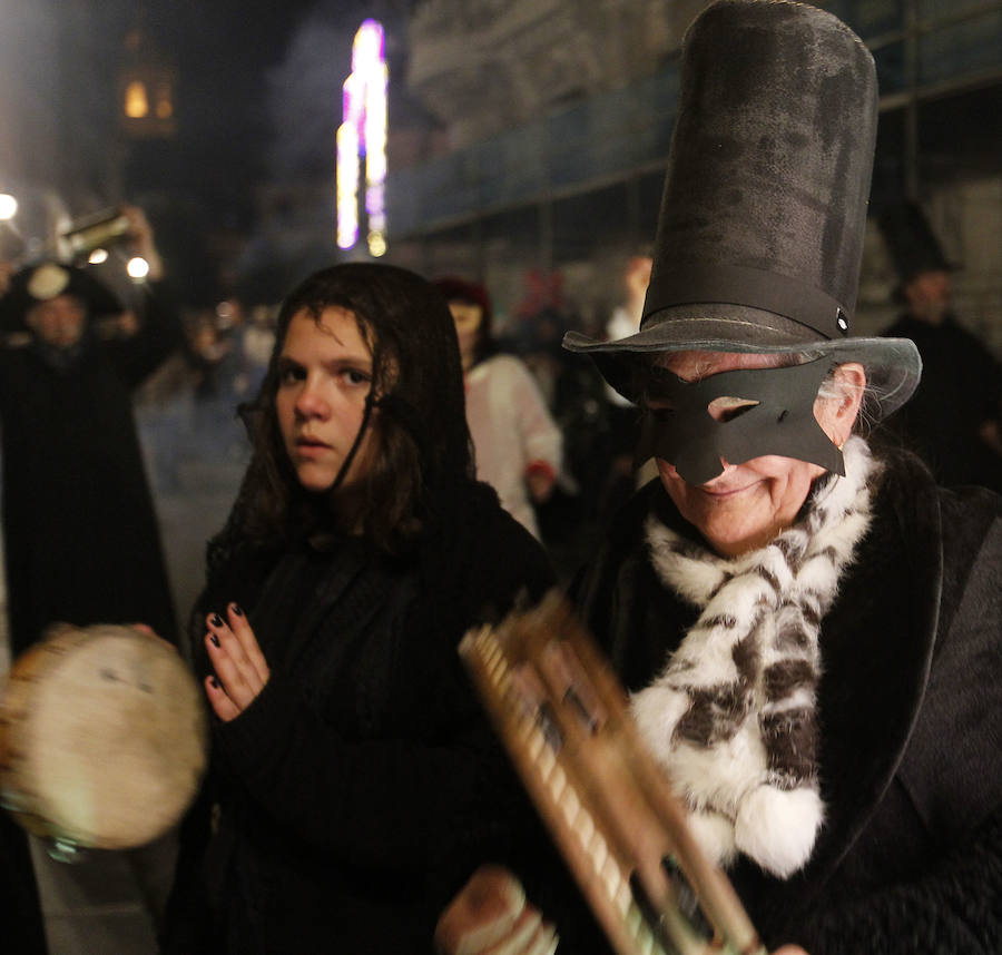 En Antroxu de Oviedo entierra a su sardina