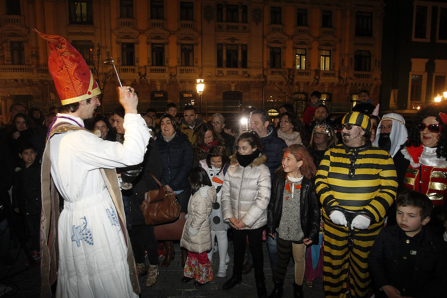 En Antroxu de Oviedo entierra a su sardina