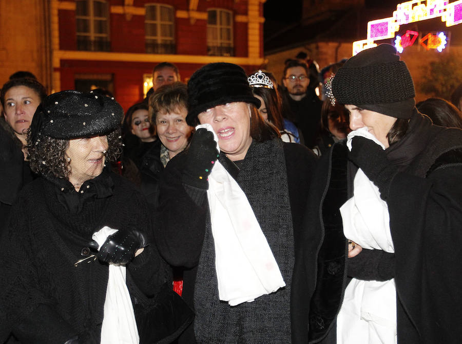 En Antroxu de Oviedo entierra a su sardina