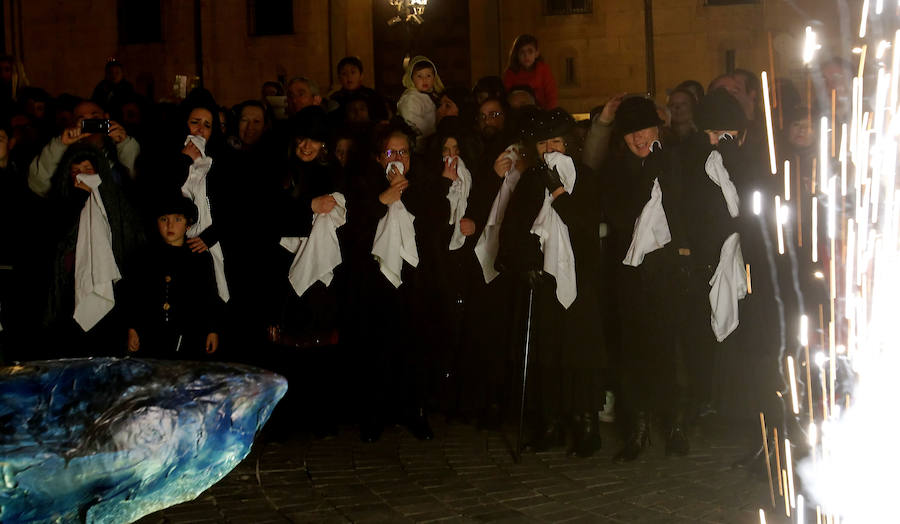 En Antroxu de Oviedo entierra a su sardina