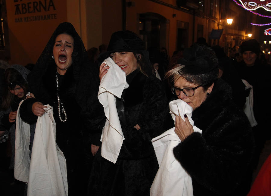 En Antroxu de Oviedo entierra a su sardina