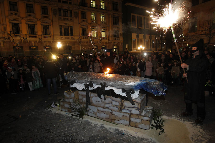 En Antroxu de Oviedo entierra a su sardina