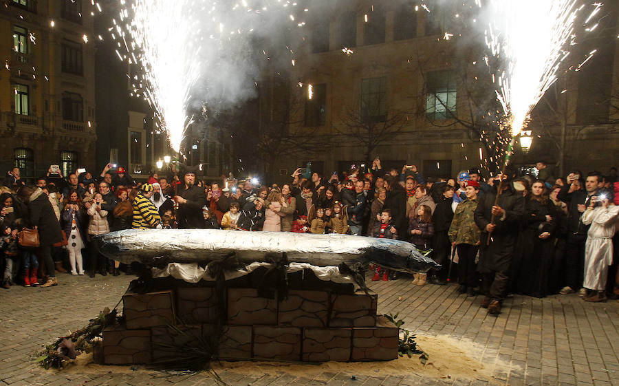 En Antroxu de Oviedo entierra a su sardina