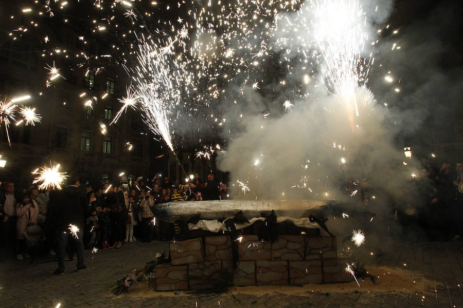 En Antroxu de Oviedo entierra a su sardina