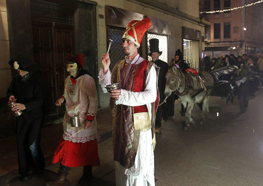 En Antroxu de Oviedo entierra a su sardina