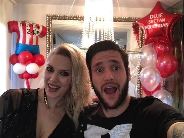 Duje Cop. El delantero del Sporting festejó sus 27 años con su novia, Ana Kurobasa, con la que celebró San Valentín. Y en Mareo, jugando con los compañeros.