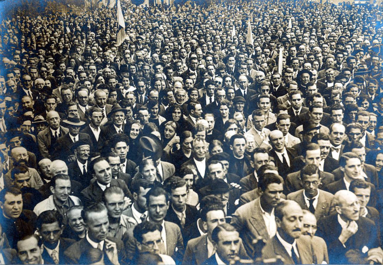 Acto de José María Gil Robles (a la derecha), de la CEDA, en Covadonga el 9 de septiembre de 1934.