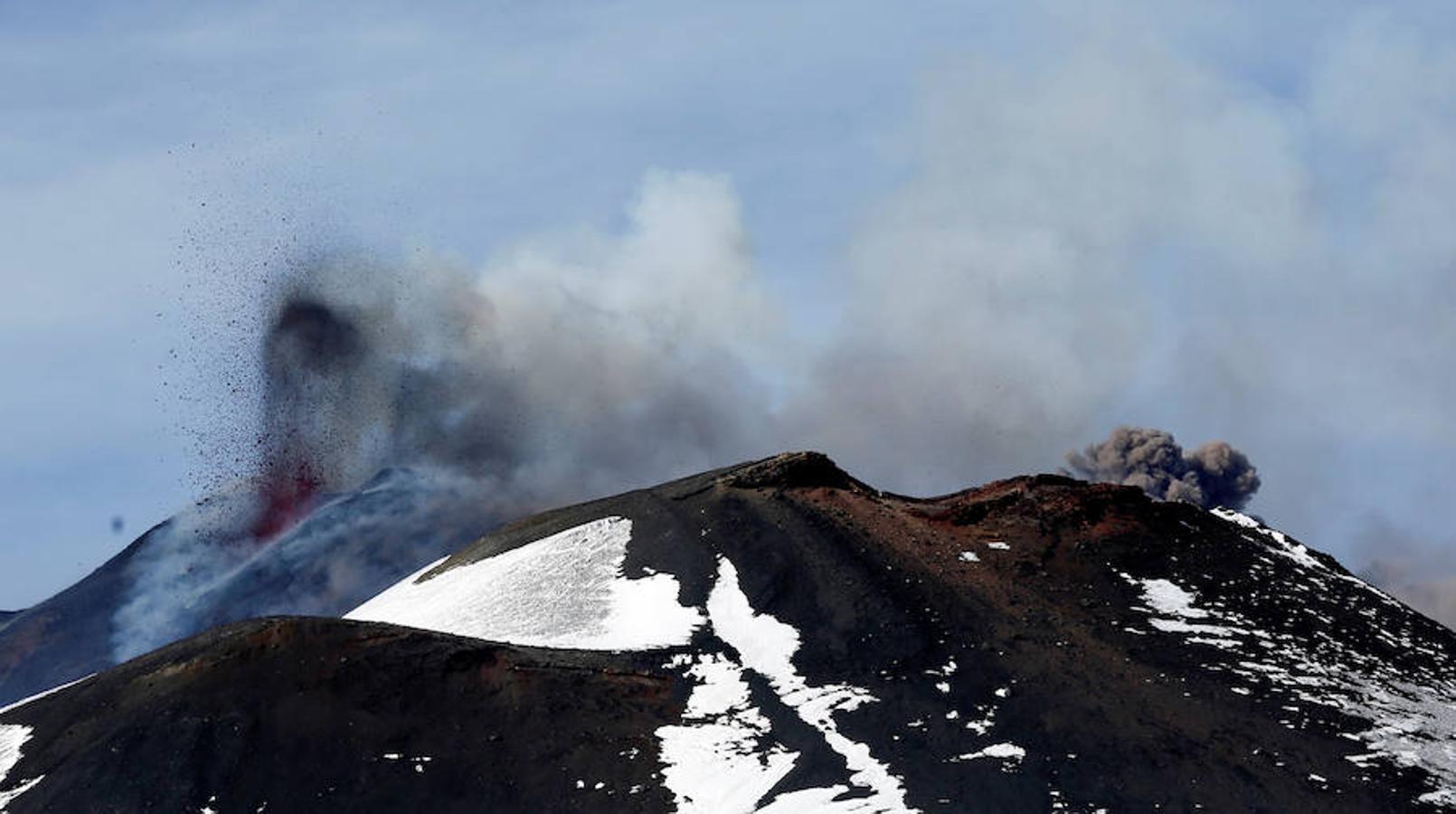 Erupción de un cráter del volcán Etna, en Sicilia