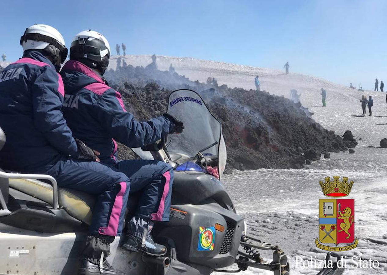 Erupción de un cráter del volcán Etna, en Sicilia