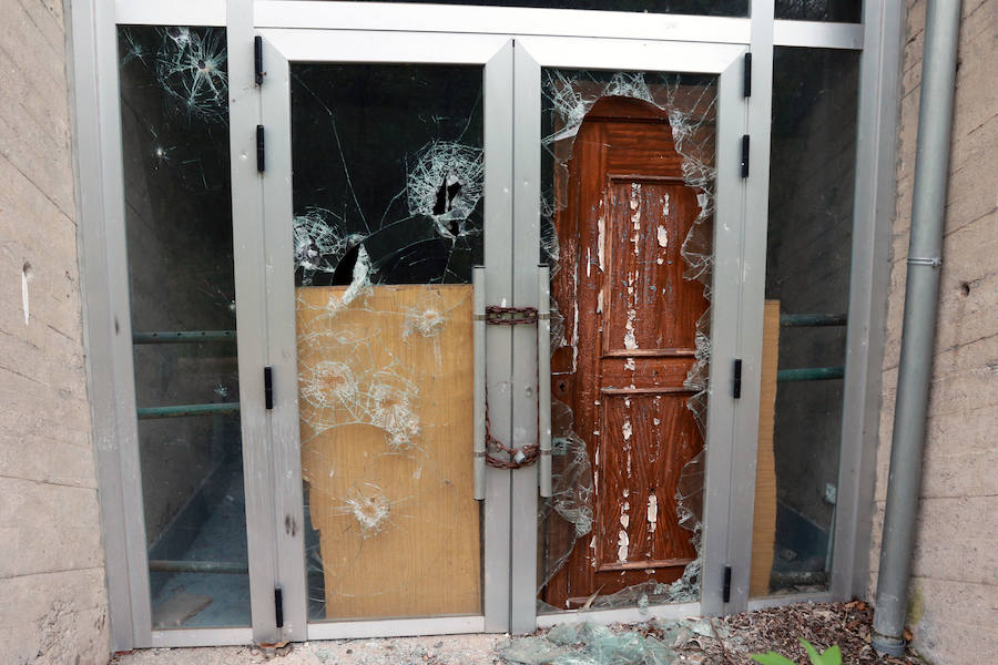 Vandalismo. Cristales rotos y puertas destrozadas. Los destrozos se suceden en el edificio creado para acoger el Museo de los Quesos Asturianos.