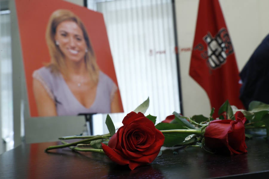 Dolor en la capilla ardiente de Carme Chacón, instalada en la sede del PSOE