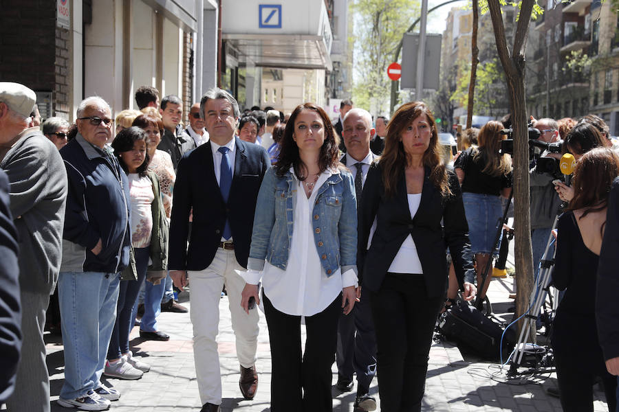 Dolor en la capilla ardiente de Carme Chacón, instalada en la sede del PSOE