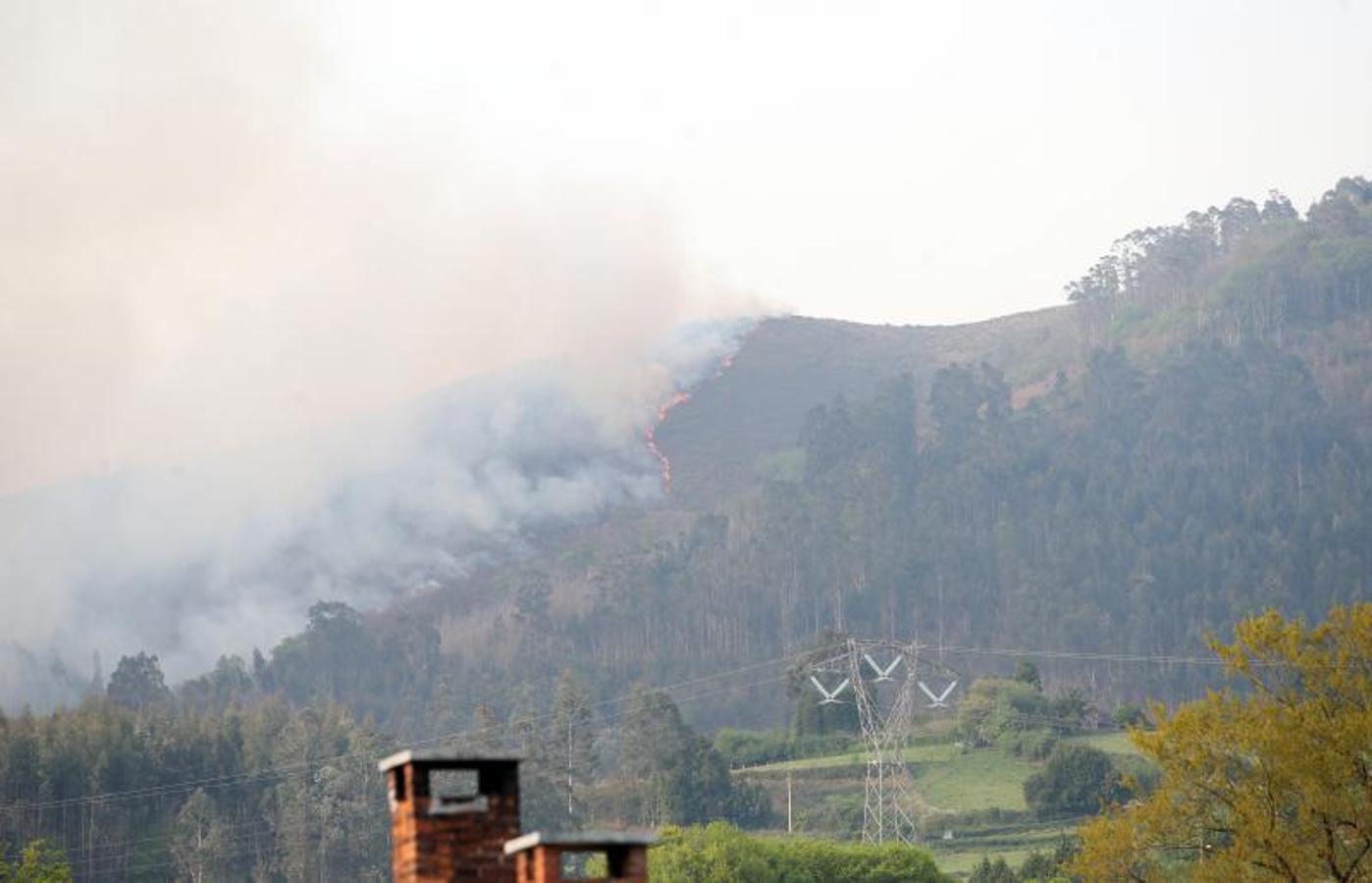 Un incendio quema 15 hectáreas en el Naranco, en Oviedo