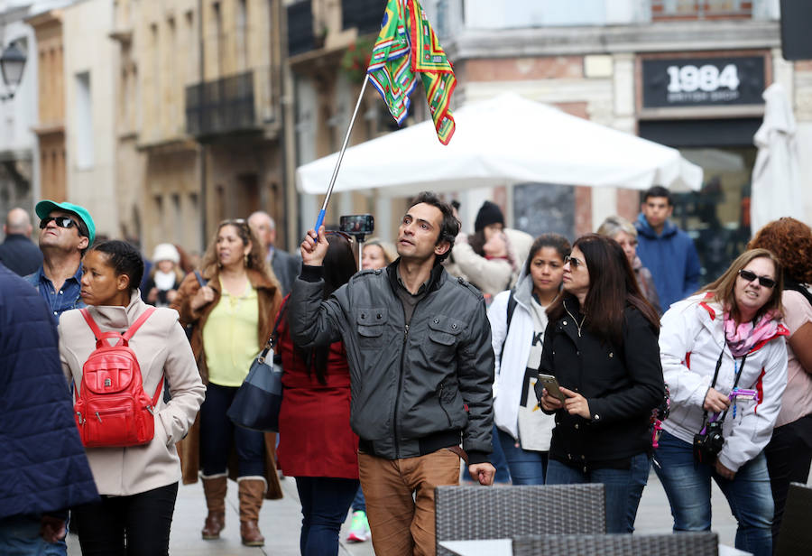 Viernes Santo de lleno turístico en Asturias pese a las nubes