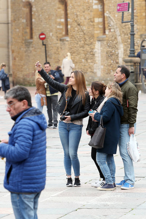 Viernes Santo de lleno turístico en Asturias pese a las nubes