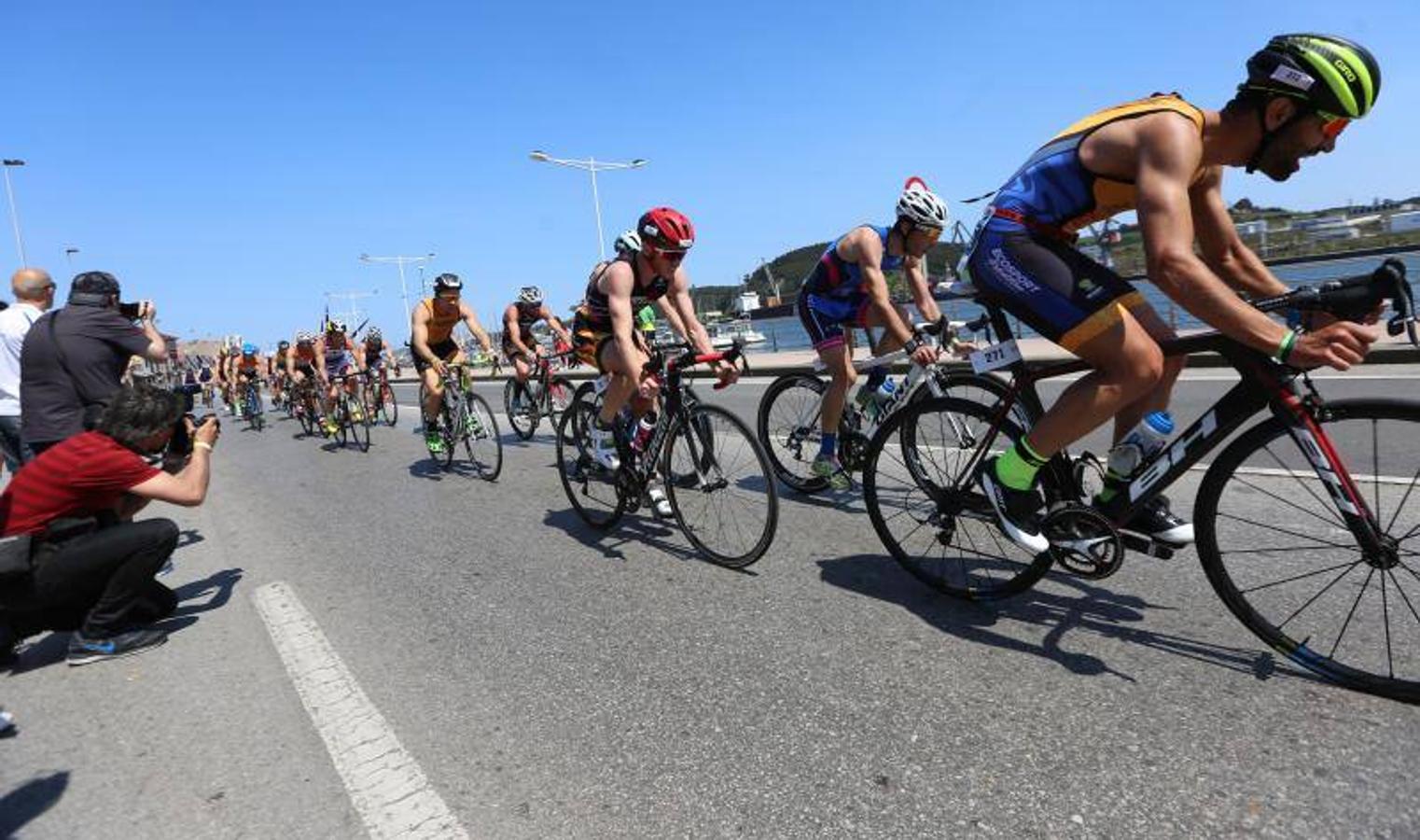 Espectáculo deportivo en el duatlon de Avilés