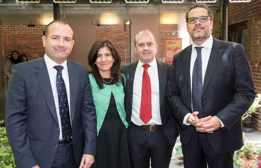 El director del Diario Sur, Manuel Castillo; la directora del programa de postgrado de Periodismo en Español en CUNY, Graciela Mochkovsky; el director editorial de Vocento, Benjamin Lana y Rafael Martinez de Vega posan después de que Vocento recibiera el premio.