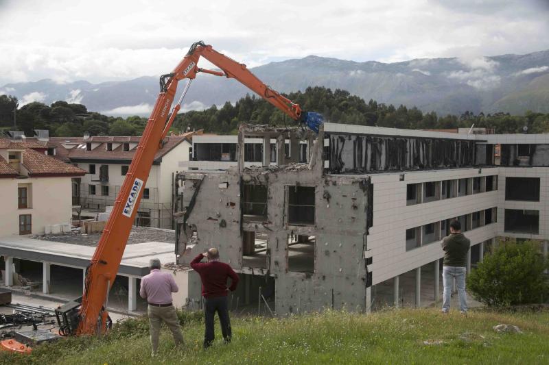 Comienza el derribo del hotel Kaype