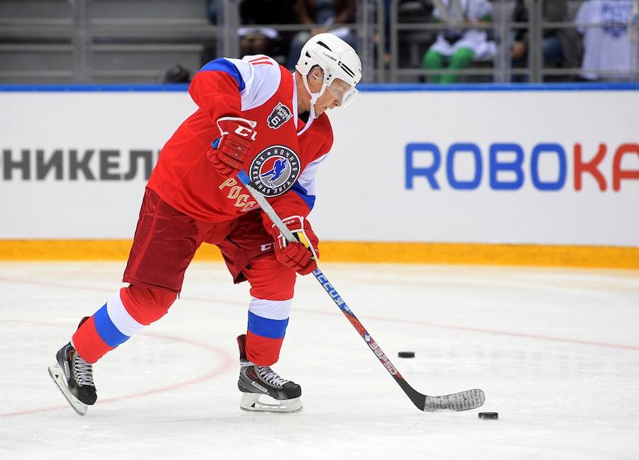 Putin vuelve a asombrar en hockey sobre hielo