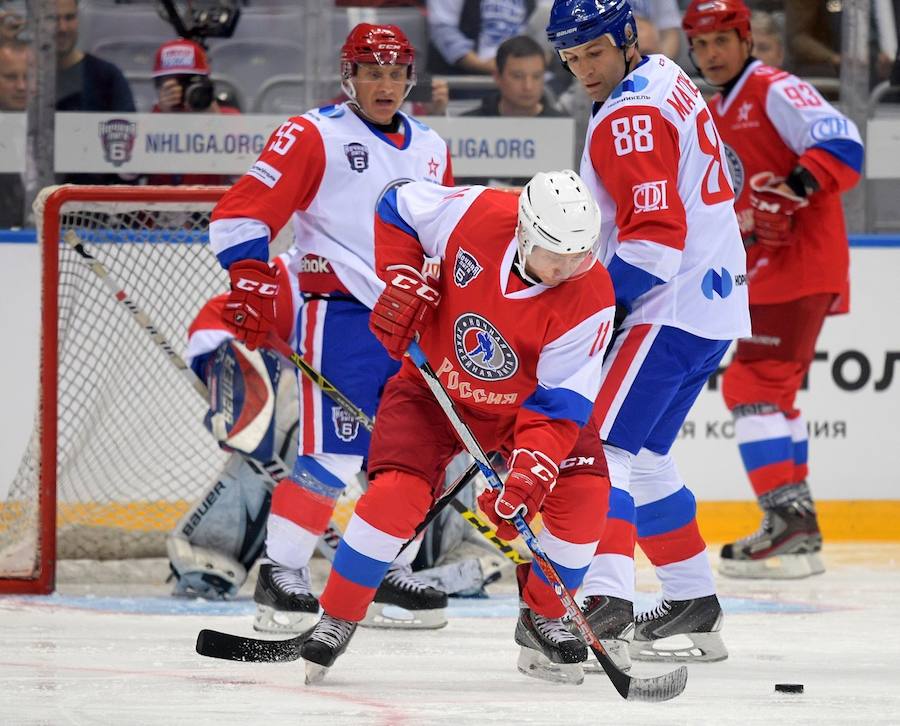 Putin vuelve a asombrar en hockey sobre hielo