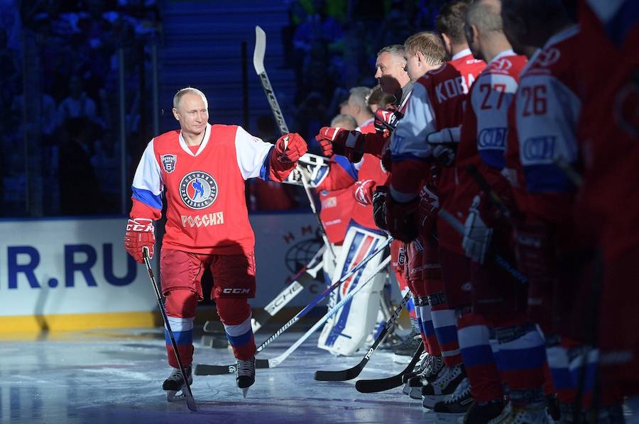 Putin vuelve a asombrar en hockey sobre hielo