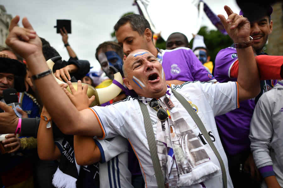 Cardiff se tiñe de blanco para animar al Real Madrid. La capital de Gales acoge la final de la Liga de Campeones, y multitud de aficionados madridistas se han desplazado para apoyar a su equipo, dejando las imágenes más variopintas.