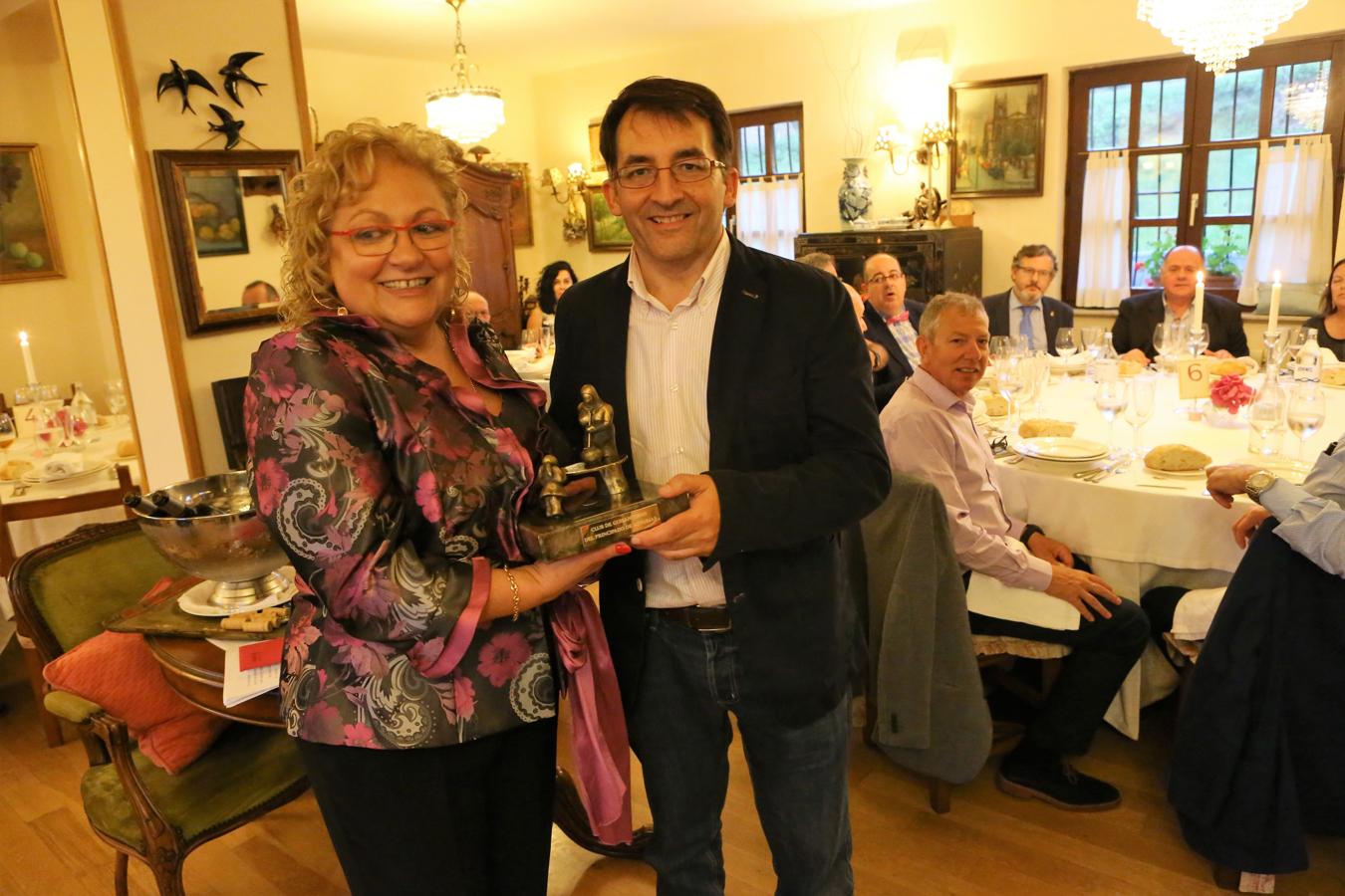 Yantar recibe la Guisandera de Oro. Amada Álvarez, presidenta del Club de Guisanderas entrea a Ángel González, director adjunto de EL COMERCIO, la Guisandera de Oro por el sumplemento Yantar