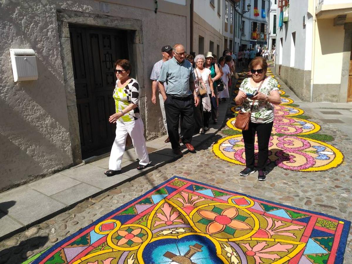 Castropol se cubre de alfombras florales por el Corpus