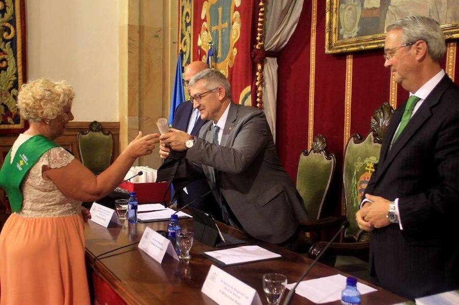 Los mayores de la Universidad de Oviedo reciben su diploma