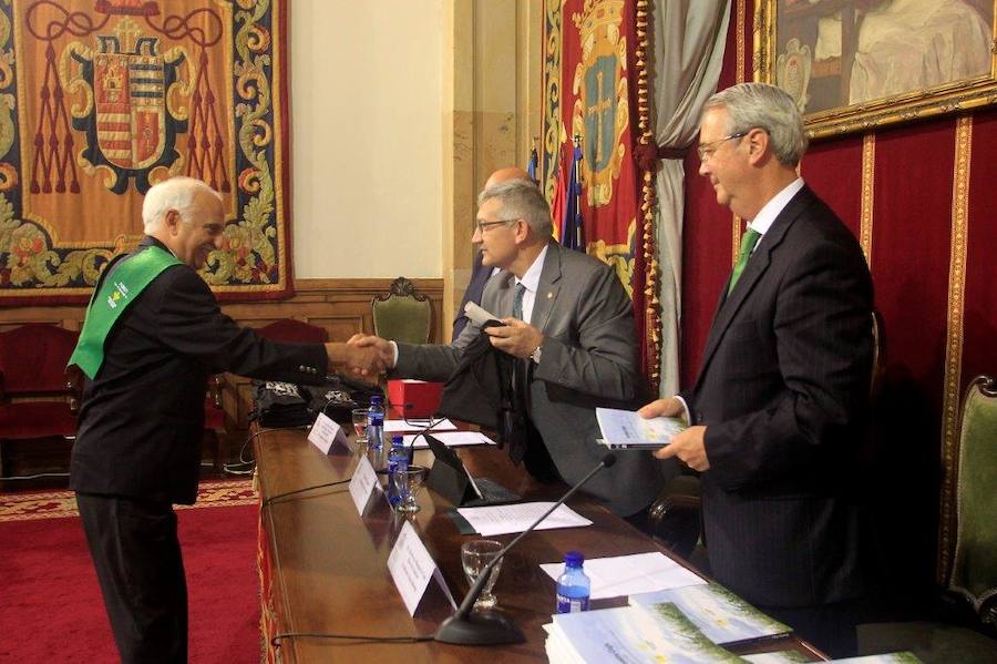 Los mayores de la Universidad de Oviedo reciben su diploma