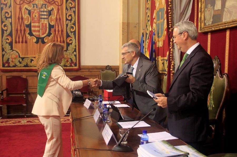 Los mayores de la Universidad de Oviedo reciben su diploma